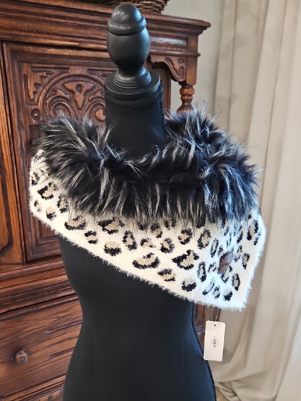 LOF Leopard Print Faux Fur Collar Wrap in Cream and Black